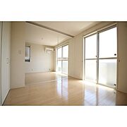 南側洋室は引込扉なのでLDKと一緒に広く