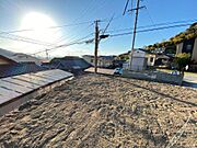 遠くに海が見えます。