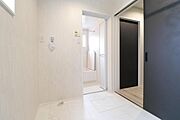 キッチンからそのまま水まわりへとつながり、家事動線がスムーズに行える設計。ぐるっと一周できる間取りになっております。