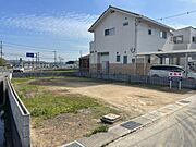日当たりに恵まれた、落ち着きのある閑静な住環境。 駅まで徒歩15分の程よい距離感で、静けさと利便性を両立。 小学校も徒歩10分と、子育て世帯にも安心の立地です。