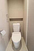 2階にもトイレを設置し、朝の忙しい時間帯にも便利。グレージュのクロスとニッチがアクセントとなった落ち着きのある空間。暖房便座付きで、季節を問わず心地よく使えるトイレです。