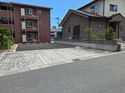 少し斜めなので、雨なども流れて水たまりになりにくいです。