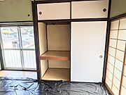 一間の大きな押入があります。天袋もあり収納上手なりますね！
