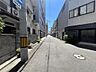 周辺：きれいに舗装された前面道路。