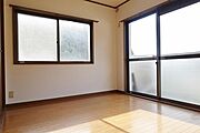 2面採光でしっかり換気のできる洋室5帖♪