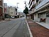 周辺：しっかりと歩道が確保された前面道路。