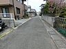 周辺：綺麗に舗装された前面道路。