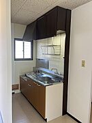 上下に収納が充実したキッチンです♪