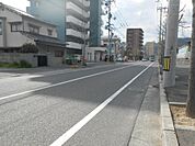 国際大学方向の前面道路