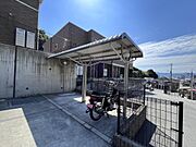 雨の日も安心の屋根付き駐輪場完備♪