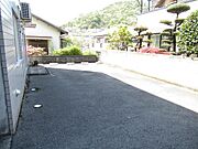 建物裏側に駐車場があります♪