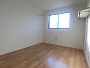 ソファーやベッドも置けるゆったりとした洋室13帖♪