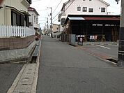 交通量の少ない前面道路。