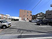 2重白線のゆったりとした駐車場です♪