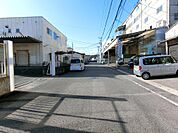 フラットな前面道路でお車での出入りも楽にできます♪