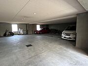 お車をきれいに保管できる屋内駐車場です♪