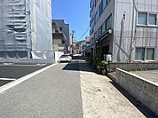 車の通りの少ない前面通りです♪
