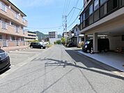 交通量の少ない前面道路。