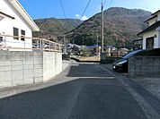 交通量の少ない前面道路です。
