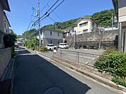 道路を挟んで建物があるので日当たり良好♪