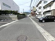国際大学通り方面への静かな前面道路。