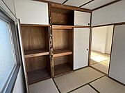 天井まで用途に分けて収納できる押入れ♪