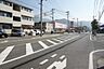 周辺：歩道のしっかりとある前面道路。