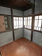 普段使わない物も整理できる階段横収納です！