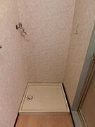 浴室横に防水パン付洗濯機置き場があります♪