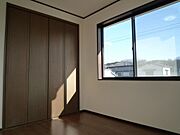 南にある2階の洋室