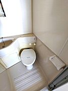 ユニットバス内のトイレ部分です。