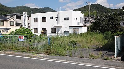 外観:前は歩道、国道です。白の建物は広島市信用組合 外観:前は歩道、国道です。白の建物は広島市信用組合