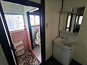 洗面台は鏡裏に収納付きなのがうれしいポイントです
