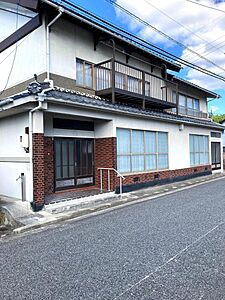 外観:上下駅から徒歩12分、土地面積353.45m2で大家族でもゆとりある空間があります。 外観:上下駅から徒歩12分、土地面積353.45m2で大家族でもゆとりある空間があります。