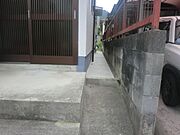 玄関横　家周コンクリート防草