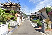 団地内で静かな交通量の少ない前面道路です。