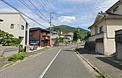 閑静な住宅地で交通量の少ない前面道路です。コンビニまで徒歩8分でちょっとしたお買い物も便利です。