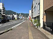 見通しの良い広々とした前面道路。バス通りに面しているので各方面にアクセスのしやすい立地です。