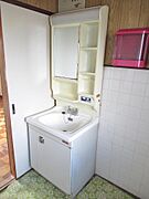 棚付きで収納も便利な洗面台です！