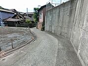 幅員2メートルの前面道路です。