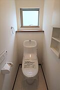 トイレ用品の収納やインテリを飾るのに便利な棚を側面、背面に設置。窓もあり換気もしっかりできます。