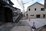 交通量の少ない静かな前面道路です。小・中学校への通学もしやすい立地！バス停徒歩1分です。