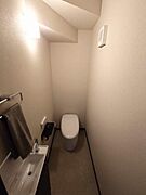 タンクレスタイプのトイレが採用されお手入れ楽々♪手洗いが独立しているのでお子様も使いやすい！