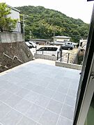 和室、リビングから出入りできるテラスは南側段落ちで陽当たり良好♪