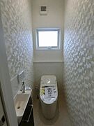 手洗いコーナーが分けられたお掃除もしやすいタンクレストイレ。1階にもトイレ付で混み合う時間帯も安心です。