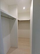 主寝室には大型のウォークインクローゼット付き。ご夫婦の1年中のお洋服からスーツケースまですっきりと収納可能。