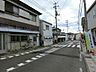 周辺：広々とした離合しやすい前面道路です。見通しも良好で間口も広いのでお車の出し入れもしやすいです！
