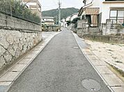 交通量の少ない静かな前面道路です。