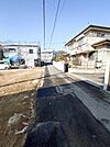 交通量の少ない静かな前面道路です。周辺に高い建物が少なく圧迫感を感じることなく過ごせます。