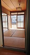 1階はダイニング・洋室・和室と回遊でき繋がりの良い間取